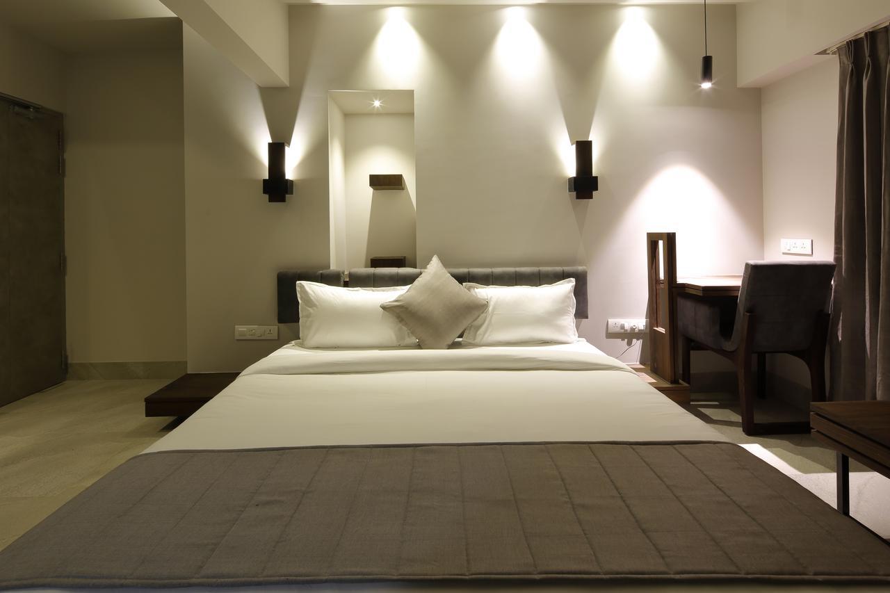 Hotel Carrefour Ahmedabad Exterior photo