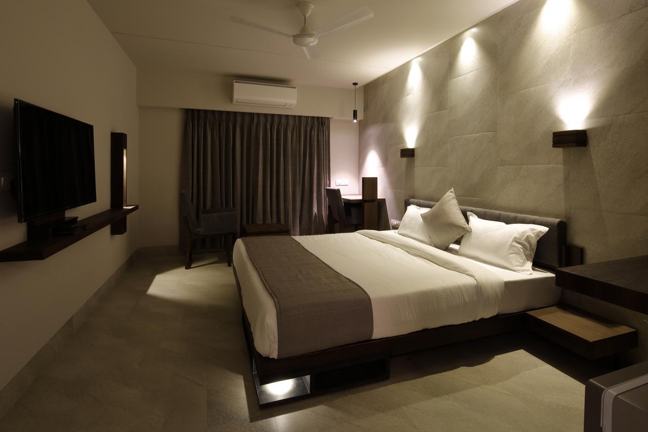 Hotel Carrefour Ahmedabad Exterior photo
