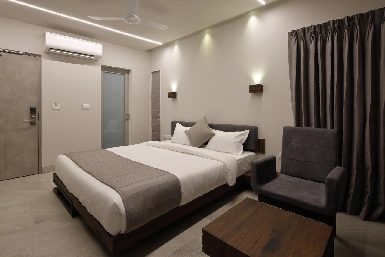 Hotel Carrefour Ahmedabad Exterior photo