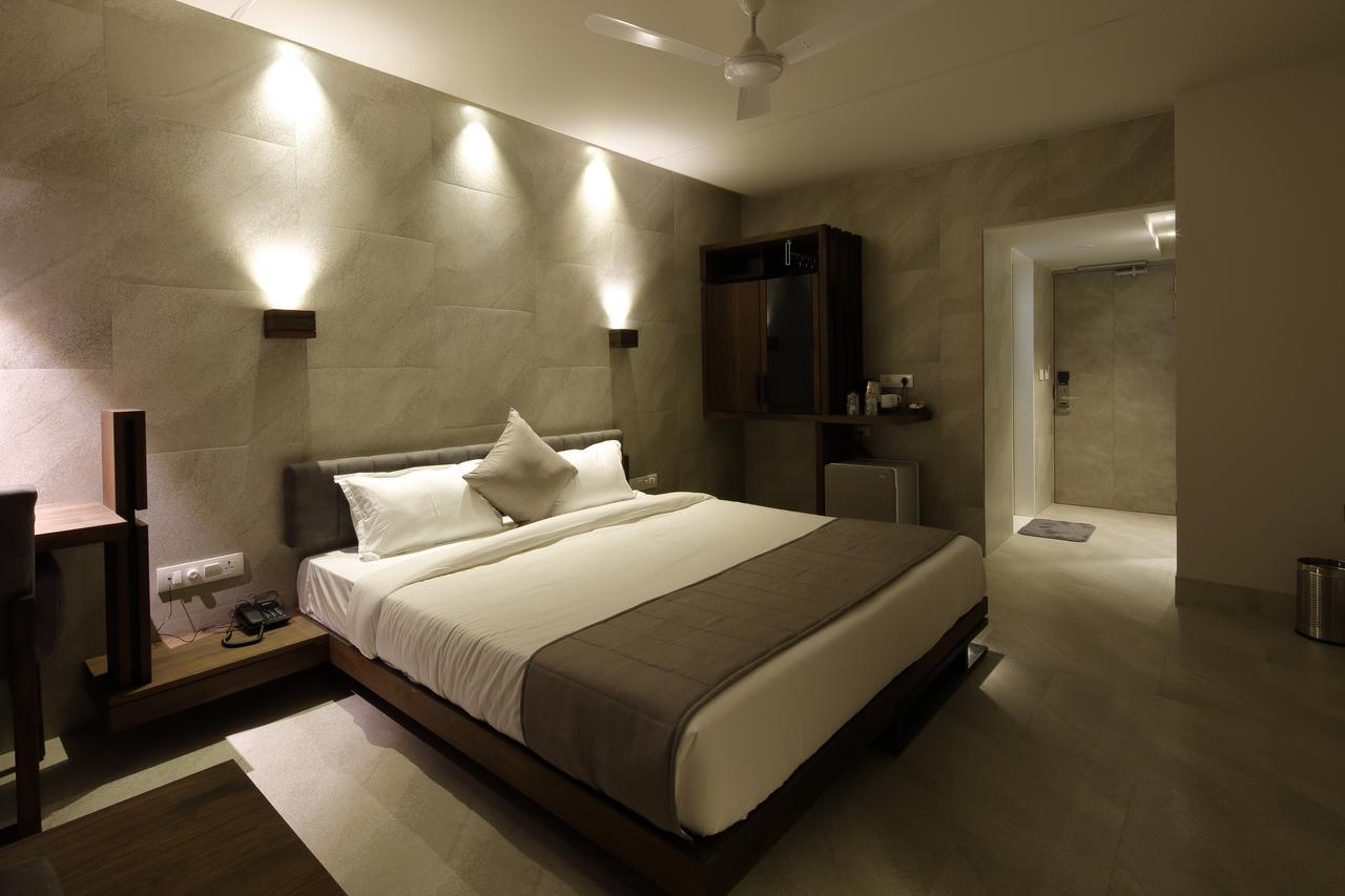 Hotel Carrefour Ahmedabad Exterior photo