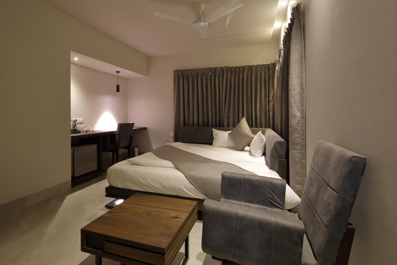 Hotel Carrefour Ahmedabad Exterior photo