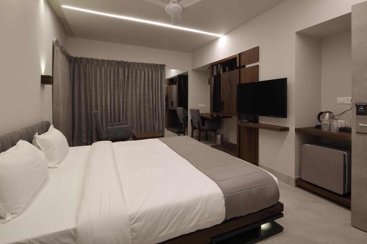 Hotel Carrefour Ahmedabad Exterior photo