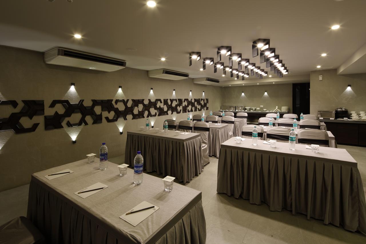 Hotel Carrefour Ahmedabad Exterior photo