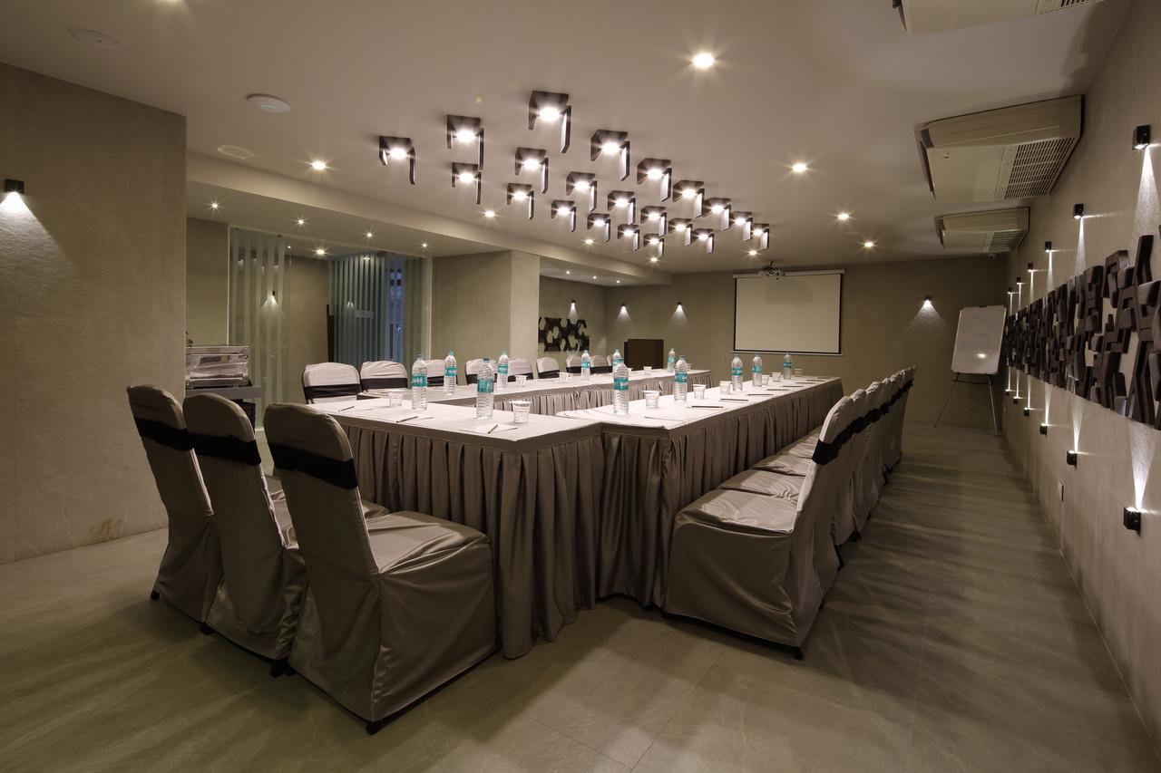 Hotel Carrefour Ahmedabad Exterior photo